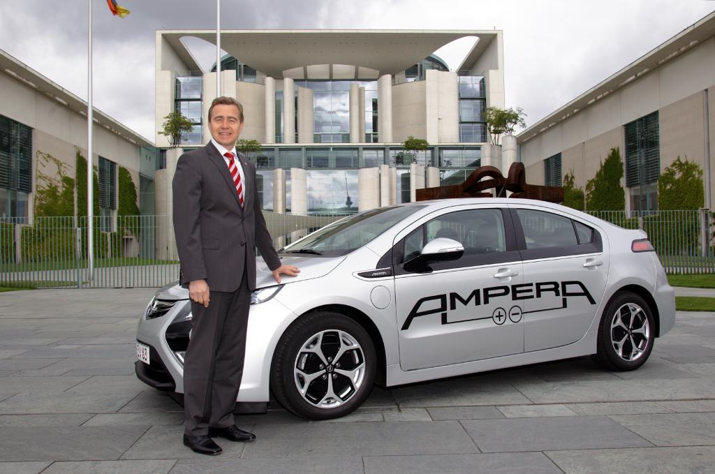 Karl-Friedrich Stracke, Vorstandsvorsitzender der Adam Opel AG, kam zur Übergabe des zweiten Berichts der Nationalen Plattform Elektromobilität (NPE) im Opel Ampera.
