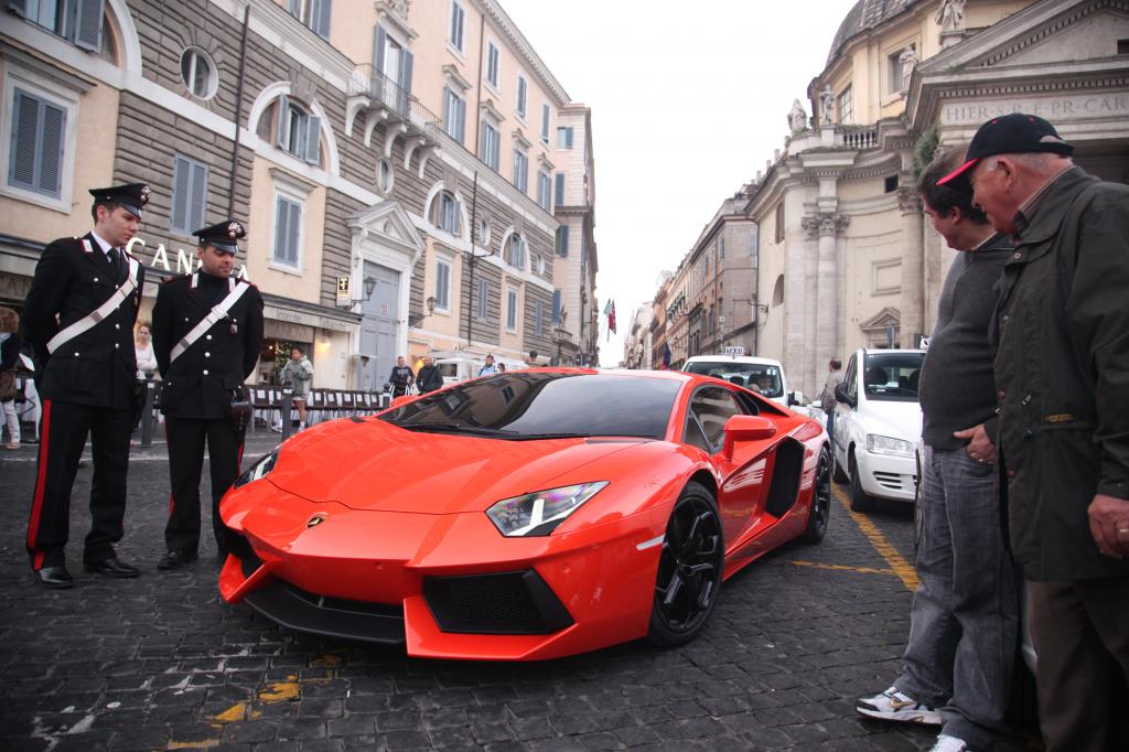Lamborghini Aventador LP 700-4.