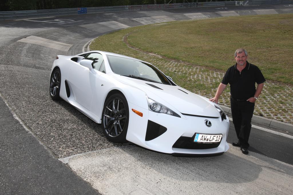 Manfred Sattler und sein Lexus LFA.