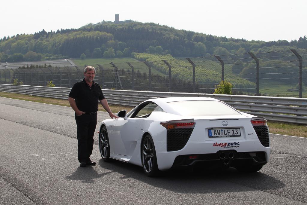Manfred Sattler und sein Lexus LFA.