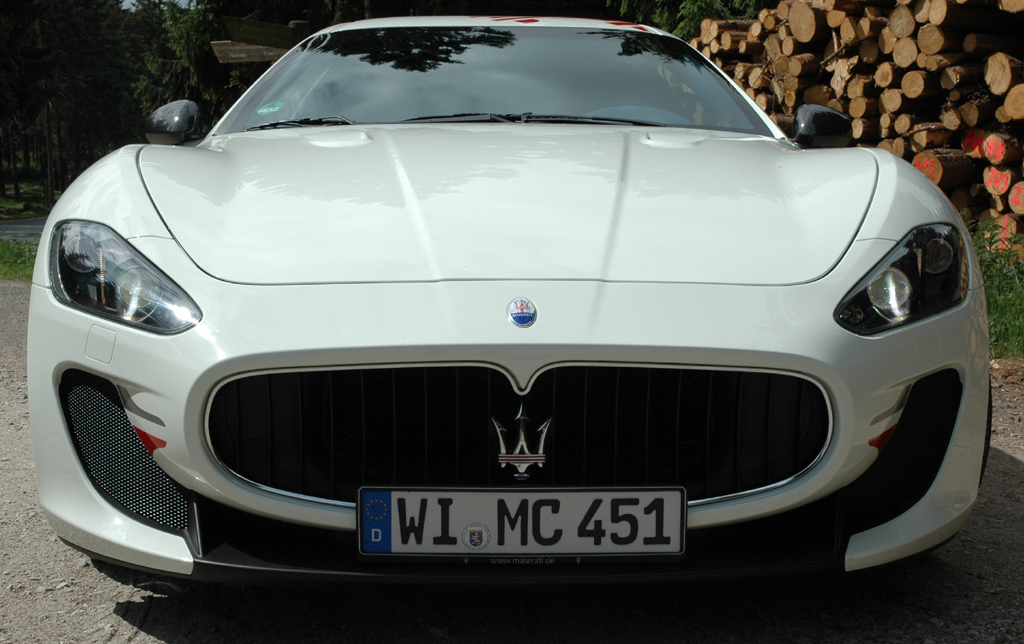 Maserati GranTurismo MC Stradale: Blick auf die Frontpartie des tiefgelegten Zweitürers. 