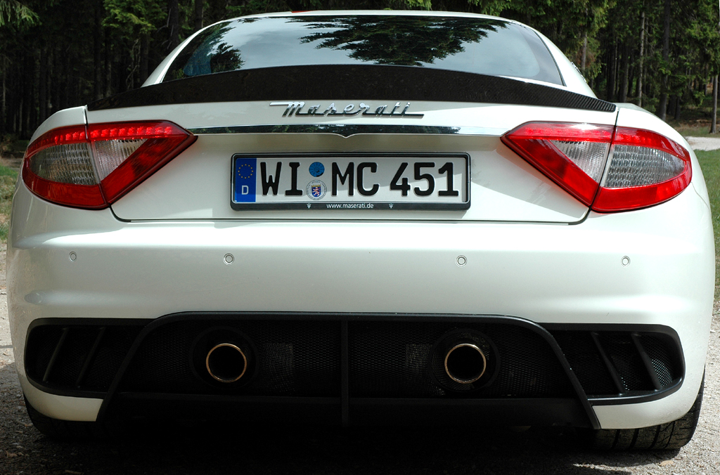 Maserati GranTurismo MC Stradale: Blick auf die Heckpartie mit der Sportabgasanlage.
