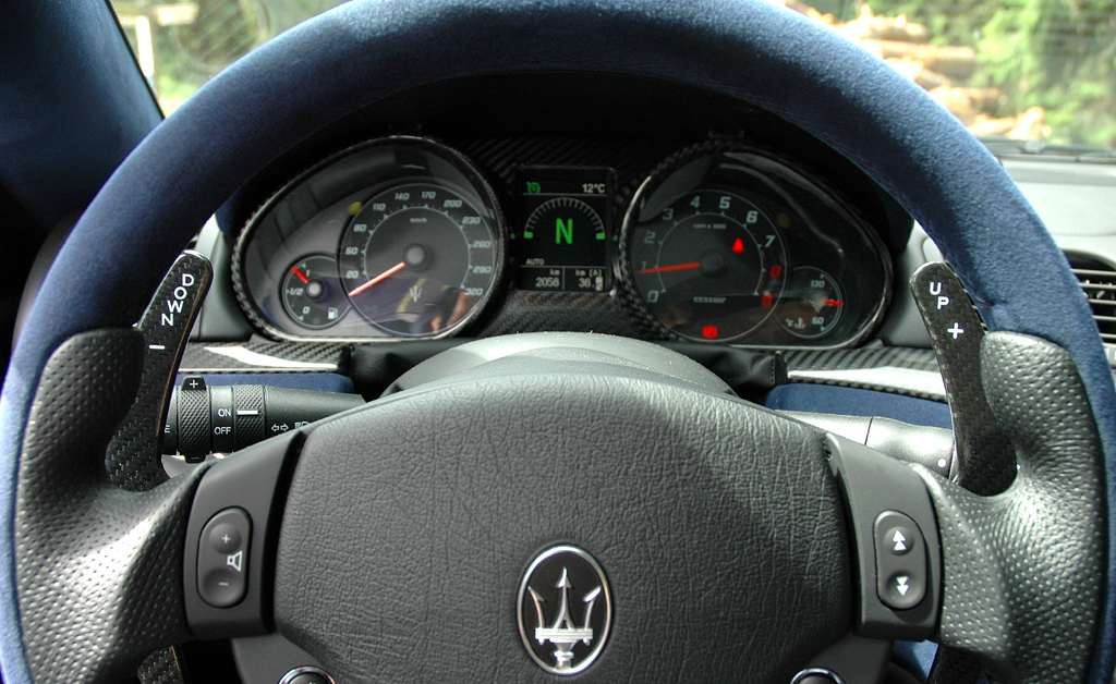 Maserati GranTurismo MC Stradale: Blick auf die Schaltwippen und die Rundinstrumentierung. 