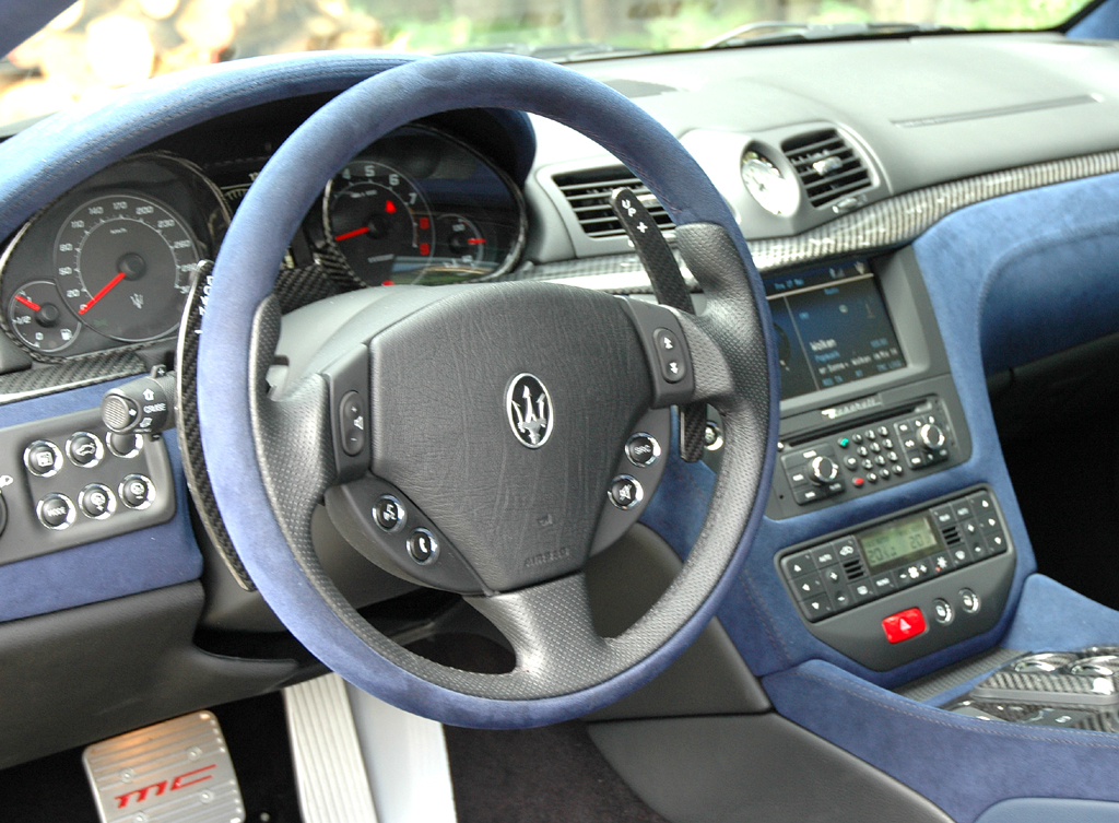 Maserati GranTurismo MC Stradale: Blick ins Leder/Alcantara-Cockpit mit Aluminium-Pedalen. 