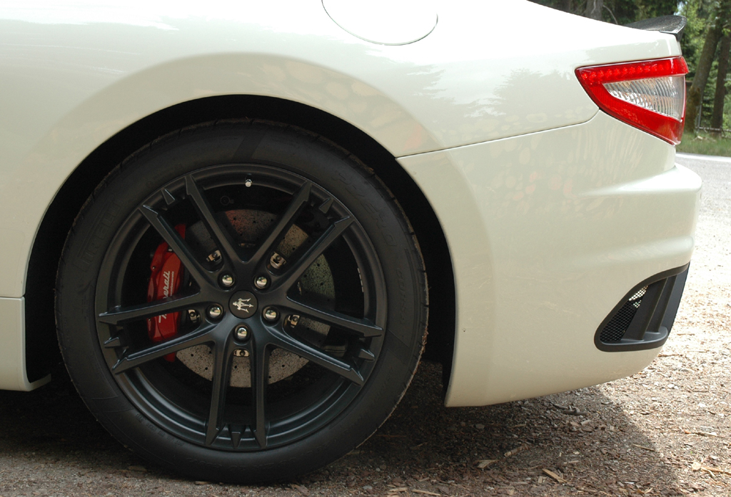 Maserati GranTurismo MC Stradale: Hinten sind 295er-Reifen aufgezogen. 