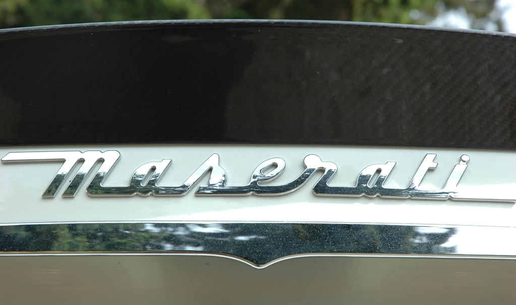 Maserati GranTurismo MC Stradale: Markenschriftzug unter dem Spoiler am Heck.