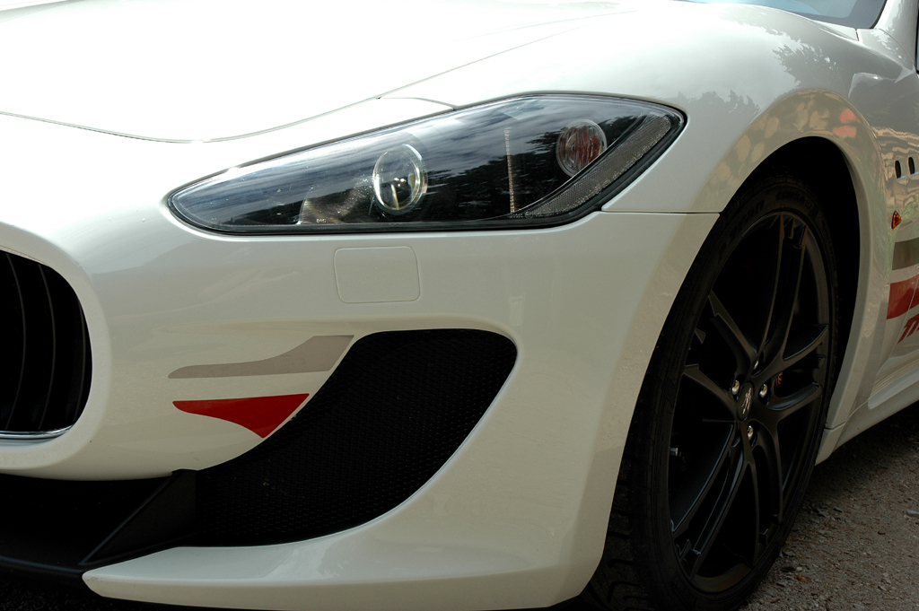 Maserati GranTurismo MC Stradale: Moderne Leuchteinheit vorn, 255er-Reifen dahinter. 