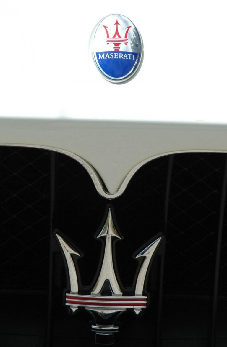 Maserati GranTurismo MC Stradale: Vorn befinden sich gleich zweimal die Markenembleme. 