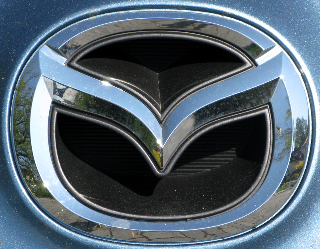 Mazda3 Diesel: Das Markenlogo sitzt vorn über dem Kühlergrill. 