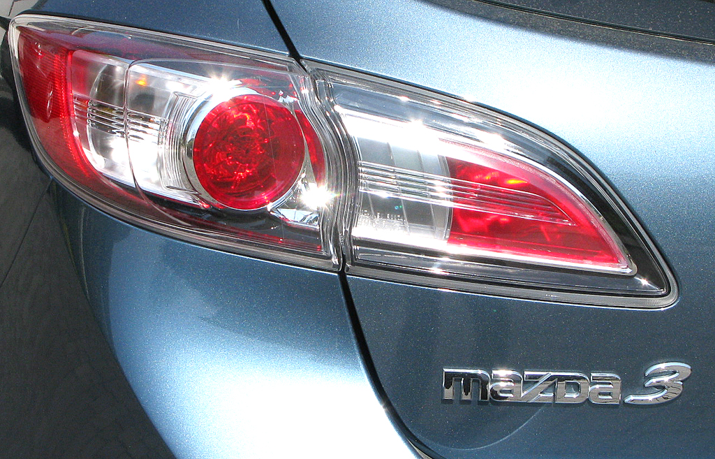 Mazda3 Diesel: Moderne Leuchteinheit hinten mit Modellschriftzug. 