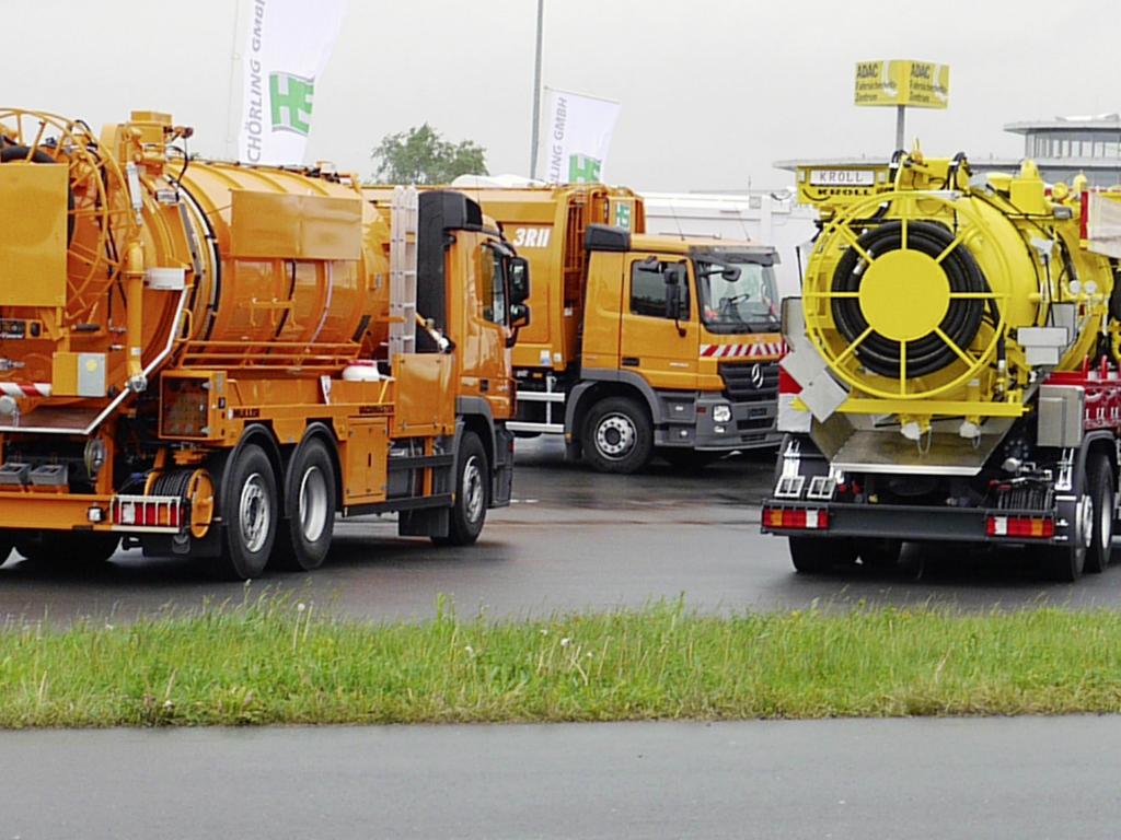 Mercedes-Benz zeigt innovative Lösungen für den kommunalen Einsatz. Im Vordergrund ein Actros 3344 mit Winterdienst-Ausrüstung von Schmidt Winterdienst und Kommunaltechnik.