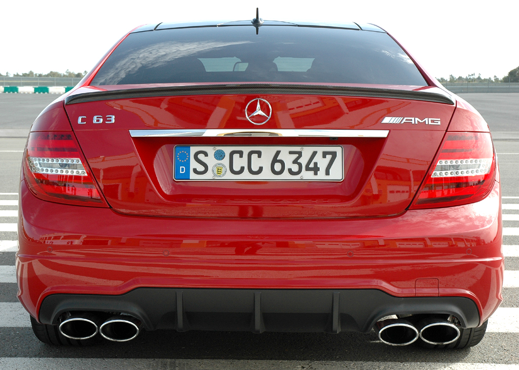 Mercedes C63 AMG Coupé: Blick auf die Heckpartie mit markant-schwarzem Diffusoreinsatz. 