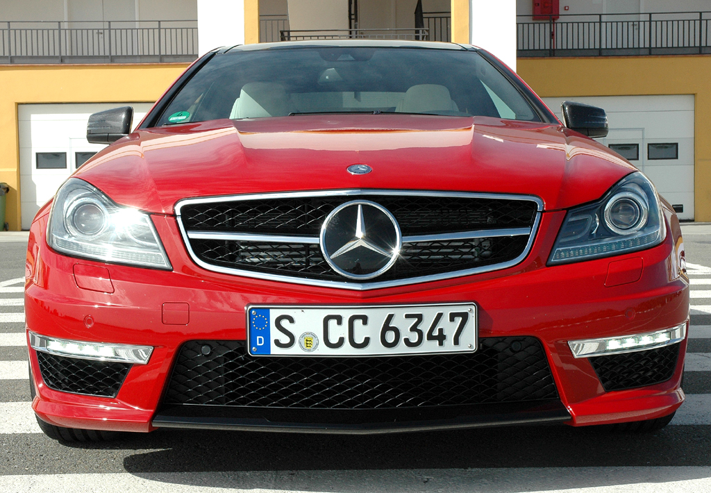 Mercedes C63 AMG Coupé: Blick auf die schon kraftvolle Frontpartie des Zweitürers. 