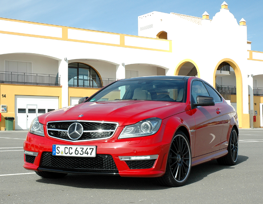 Mercedes C63 AMG Coupé: Der Kompakt-Sportler kommt bullig daher. 