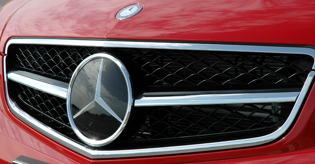 Mercedes C63 AMG Coupé: Der Markenstern prangt vorn groß im Kühlergrill. 