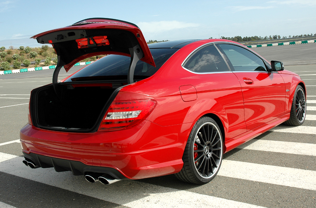Mercedes C63 AMG Coupé: Ins Gepäckabteil passen ordentliche 450 Liter hinein. 
