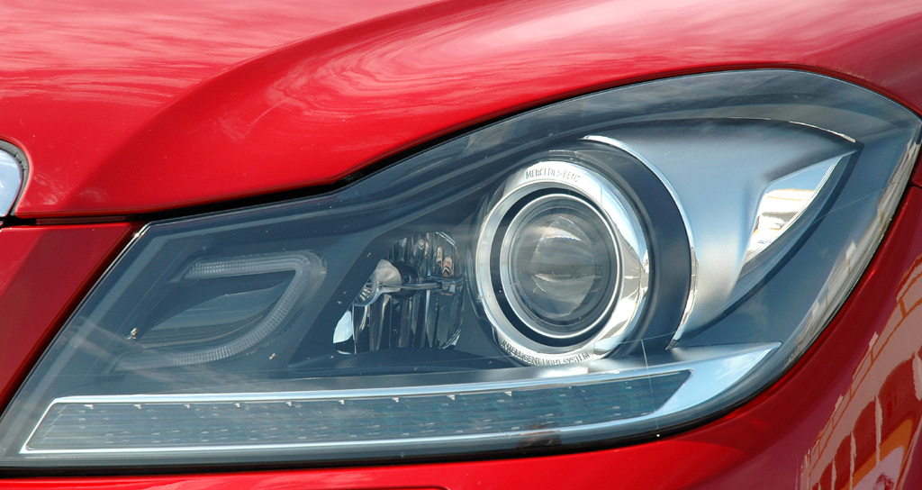Mercedes C63 AMG Coupé: Moderne Leuchteinheit vorn. 