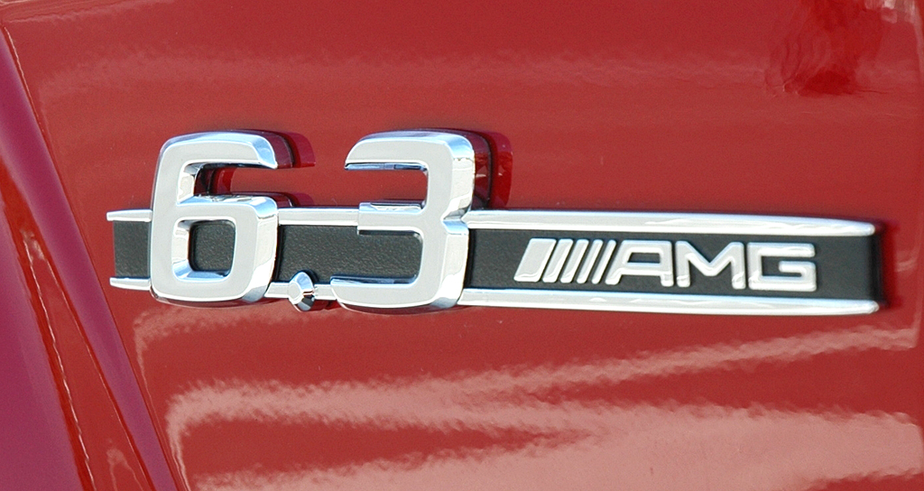 Mercedes C63 AMG Coupé: Motoriserungs- und Markenschriftzug an der Seite. 