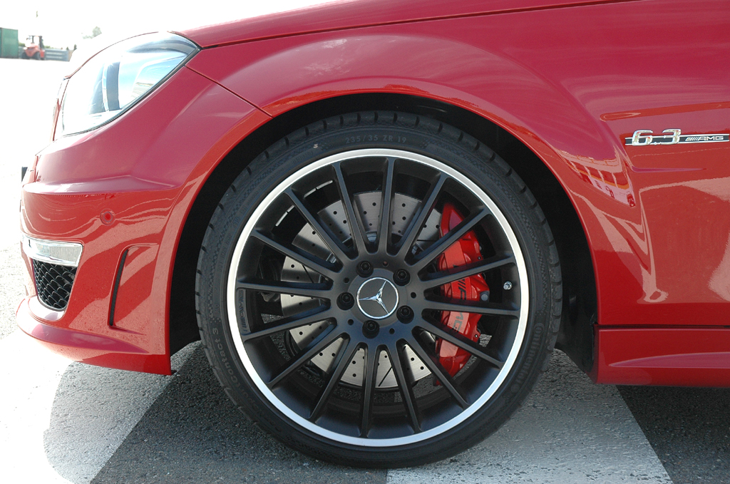 Mercedes C63 AMG Coupé: Vorn sind 235er-, hinten 255er-Reifen auf 18-Zöllern aufgezogen. 