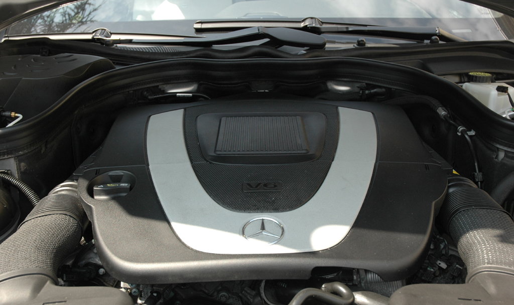 Mercedes-E-Klasse 2011: Blick unter die Haube eines Sechszylinder-Benziners. 