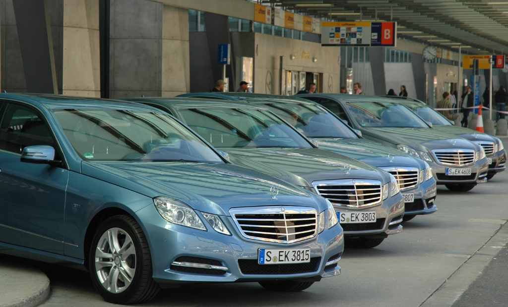 Mercedes-E-Klasse 2011: Testwagen-Flotte am Flughafen Rhein-Main in Frankfurt.