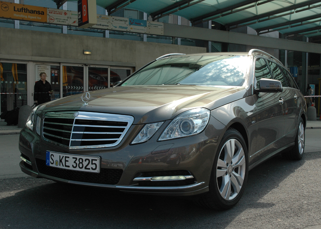 Mercedes-E-Klasse 2011, hier in der T-Modell genannten Kombi-Variante. 