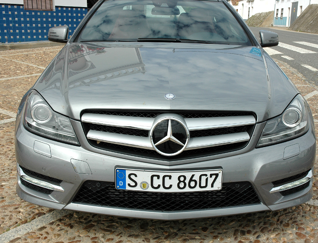 Mercedes E-Klasse Coupé: Blick auf die Frontpartie der dritten Karosserievariante. 