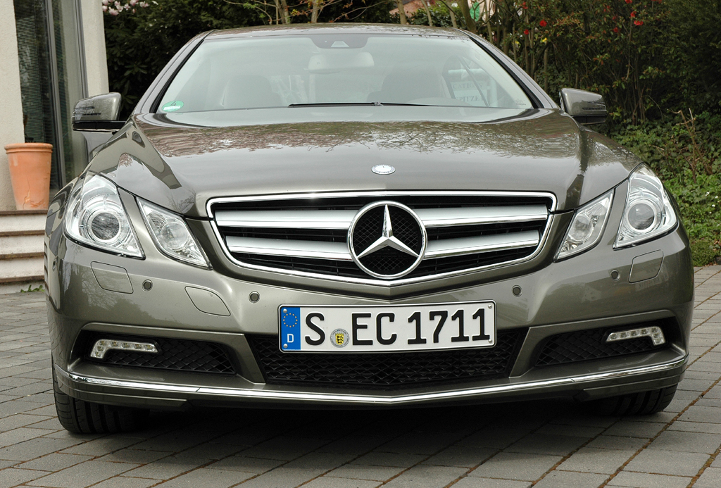 Mercedes E-Klasse Coupé: Blick auf die Frontpartie des Viersitzers. 