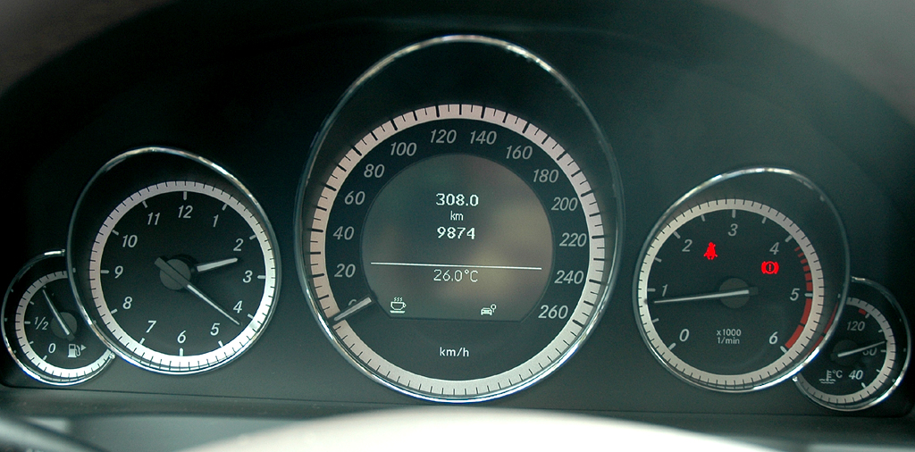 Mercedes E-Klasse Coupé: Blick durch den Lenkradkranz auf die Rundinstrumentierung. 