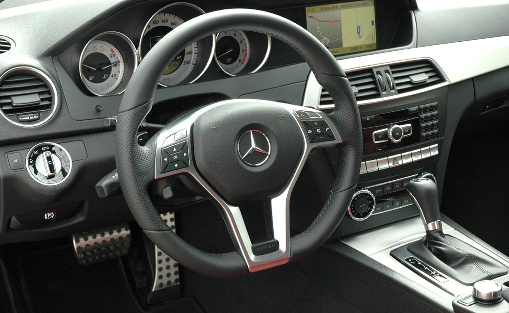 Mercedes E-Klasse Coupé: Blick ins Cockpit. 