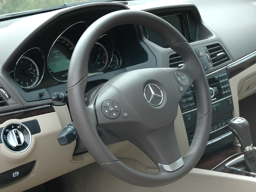 Mercedes E-Klasse Coupé: Blick ins übersichtlich gestaltete Cockpit. 