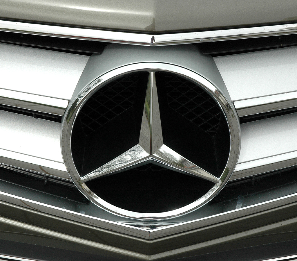 Mercedes E-Klasse Coupé: Der Markenstern sitzt vorn groß in der Mitte des Kühlergrills. 