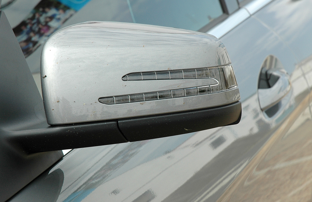 Mercedes E-Klasse Coupé: In die Außenspiegel sind Blinkerleisten integriert. 