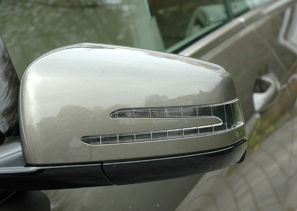 Mercedes E-Klasse Coupé: In die Außenspiegel sind Blinkerleisten integriert. 