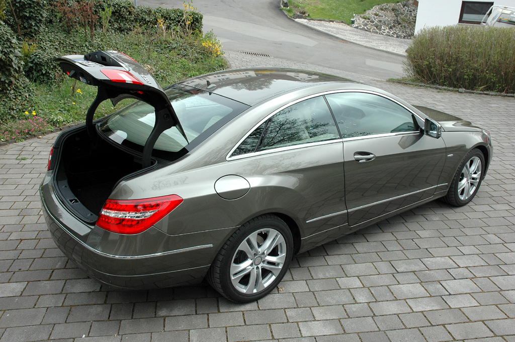 Mercedes E-Klasse Coupé: Ins Gepäckabteil passen ordentliche 450 Liter hinein. 