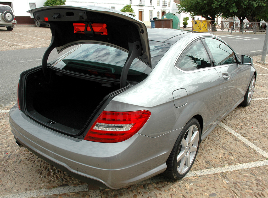 Mercedes E-Klasse Coupé: Ins Gepäckabteil passen ordentliche 450 Liter hinein. 