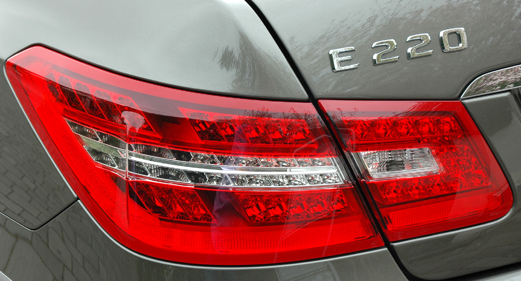 Mercedes E-Klasse Coupé: Moderne Leuchteinheit hinten mit Modellschriftzug. 