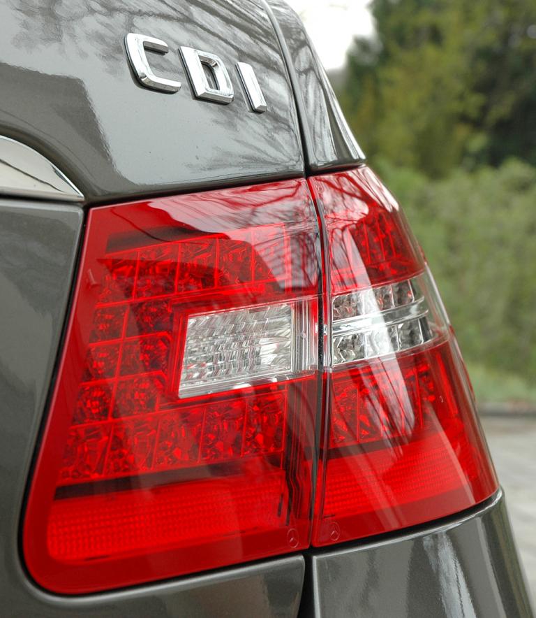 Mercedes E-Klasse Coupé: Moderne Leuchteinheit hinten mit Motorisierungsschriftzug. 