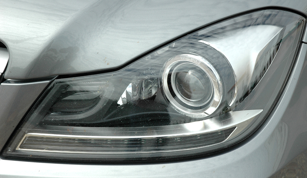 Mercedes E-Klasse Coupé: Moderne Leuchteinheit vorn. 