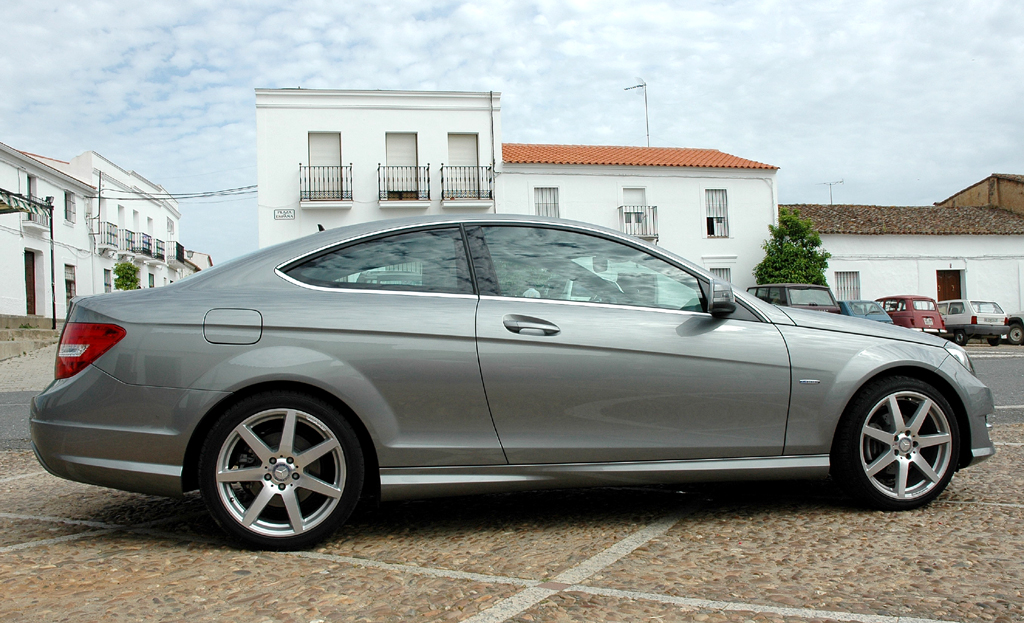 Mercedes E-Klasse Coupé: Und so sieht der Zweitürer mit den vier Einzelsitzen von der Seite aus.