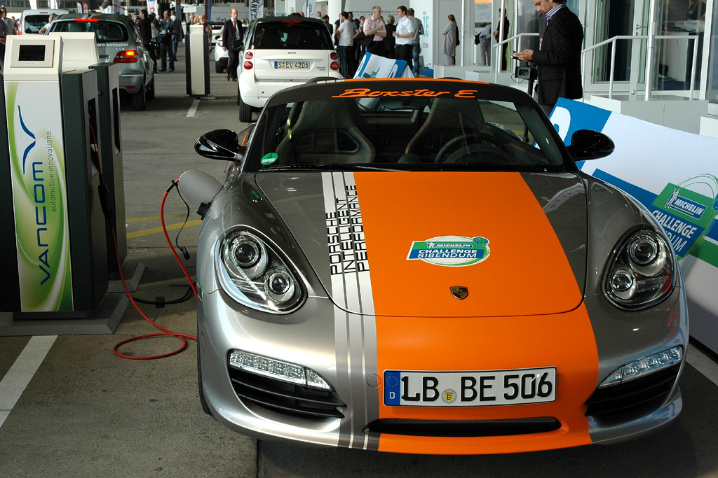 Michelin Challenge Bibendum: Auch ein Porsche-Stromer muss an die Elektro-Tanke. 