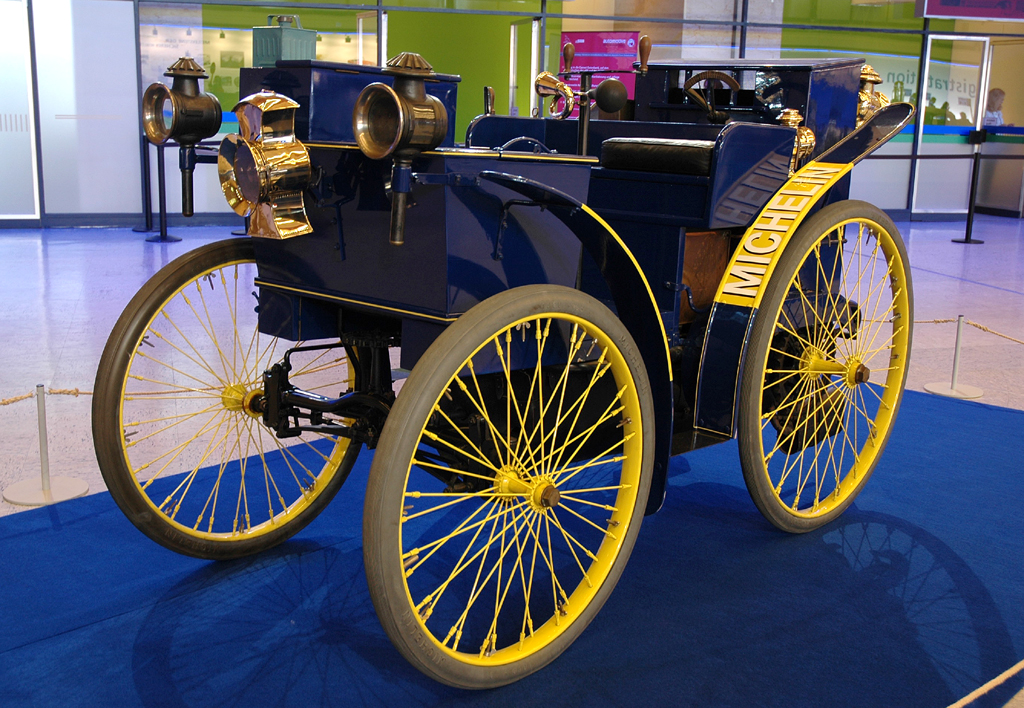Michelin Challenge Bibendum: Eigenbau L'Éclair aus dem Jahr 1895 mit Luftreifen. 