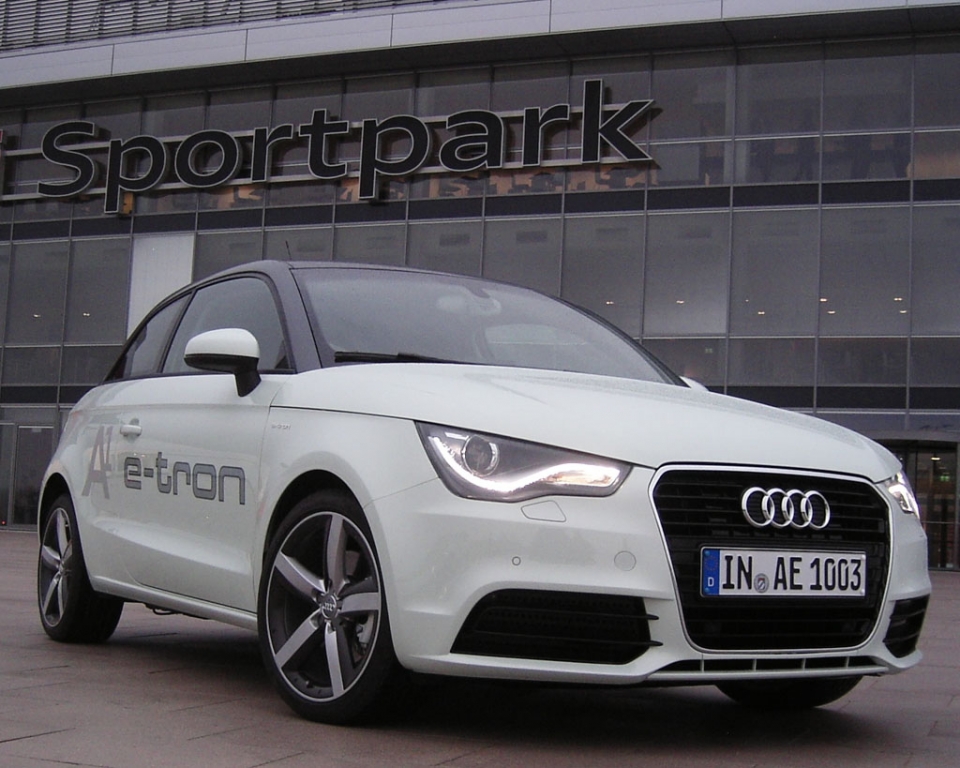 Mit Reichweiten-Verlängerer: Audis A1-e-tron beim Techniktag 2010 in Ingolstadt.