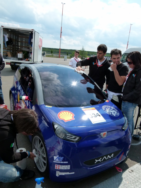 Mit acht Litern Benzin um die Welt – Der Shell Eco-Marathon Europe 2011