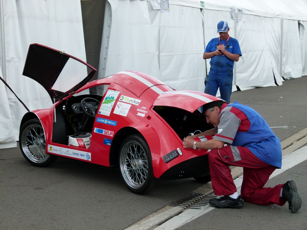 Mit acht Litern Benzin um die Welt – Der Shell Eco-Marathon Europe 2011