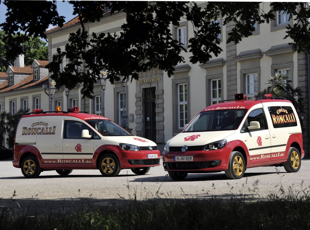 Mit diesen zwei Caddys tourt das Ensemble durch Europa