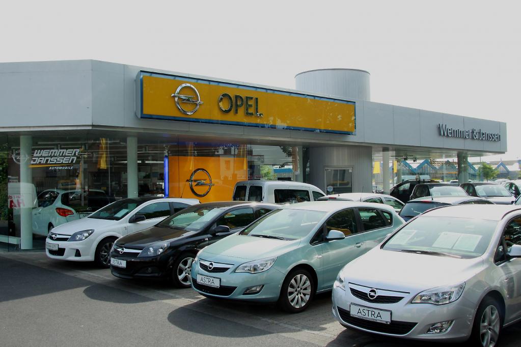 Mit ihren Händlern sind die Opel-Verantwortlichen sehr zufrieden. Viele Autohäuser wie dieses in Kleve präsentieren sich bereits im neuen Markengesicht. 