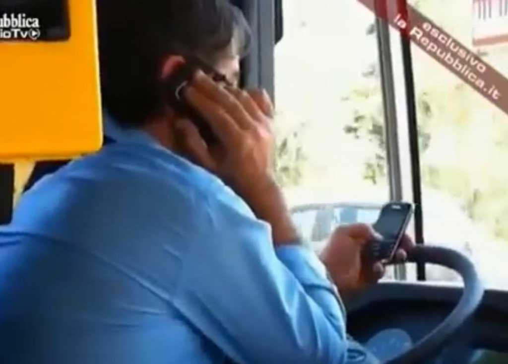Mit zwei Handys am Steuer erwischt - Italienischer Busfahrer vom Dienst suspendiert