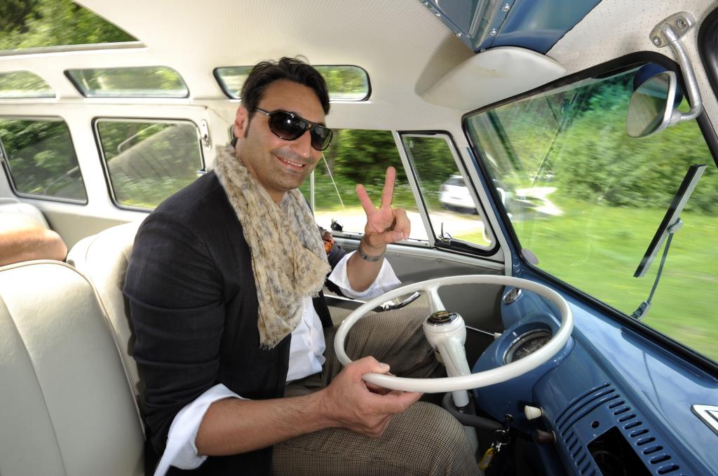 Mousse T. nimmt mit einem VW Samba-Bus an der Kitzbüheler Alpenrallye teil.