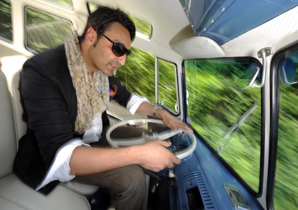 Mousse T. nimmt mit einem VW Samba-Bus an der Kitzbüheler Alpenrallye teil.